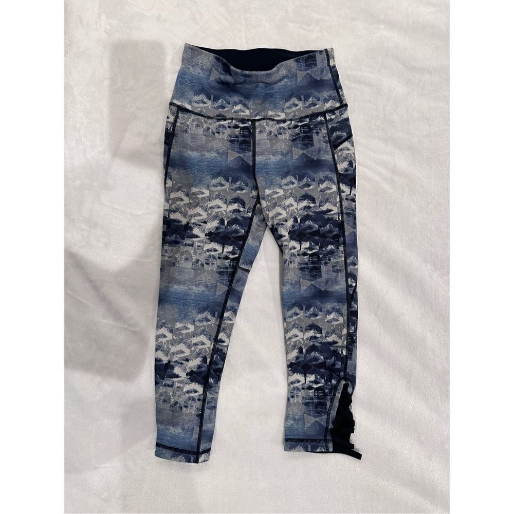 Sweaty Betty double sided leggings women’s size 0 black and a blue design